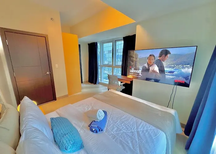 Apartment Bright Corner 2br With Bathtub Uptown Bgc *