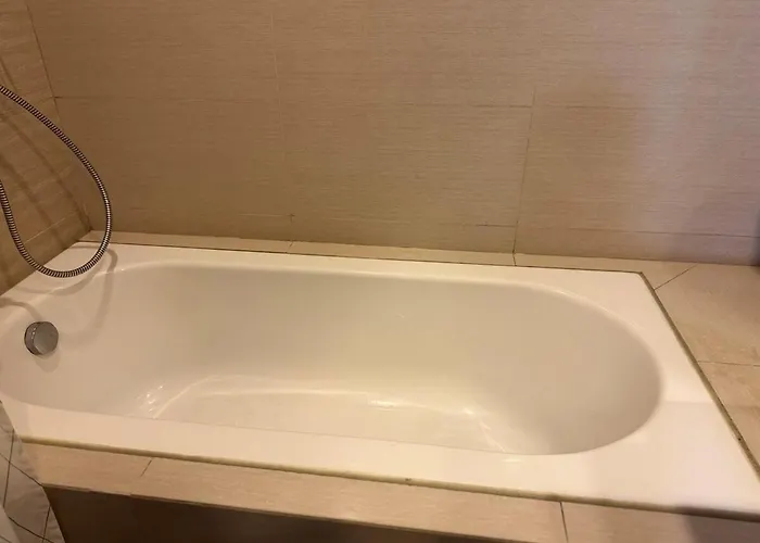Bright Corner 2br With Bathtub Uptown Bgc Manila