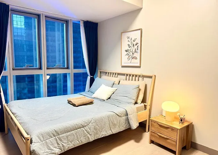 Apartment Bright Corner 2br With Bathtub Uptown Bgc *