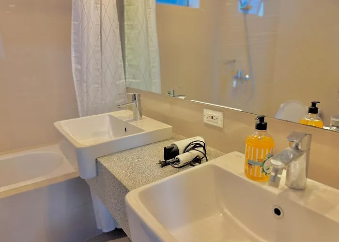 Bright Corner 2br With Bathtub Uptown Bgc Manila
