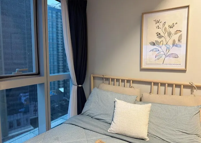 Apartment Bright Corner 2br With Bathtub Uptown Bgc *