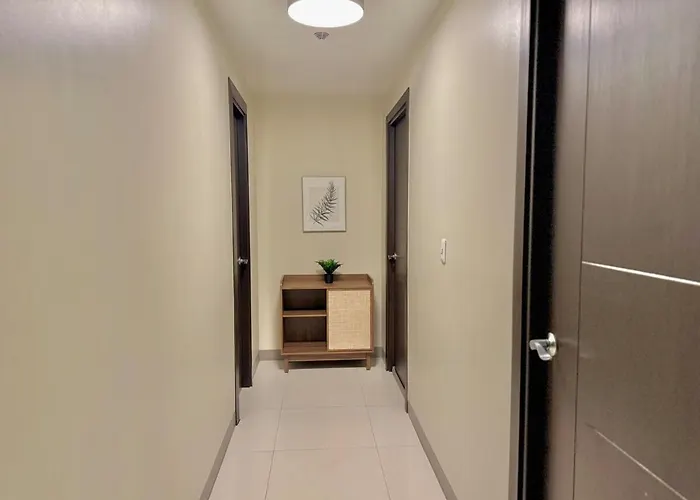 Bright Corner 2br With Bathtub Uptown Bgc Apartment *