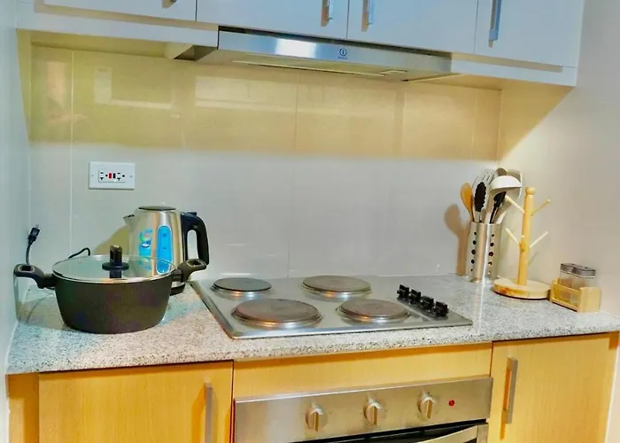 Bright Corner 2br With Bathtub Uptown Bgc