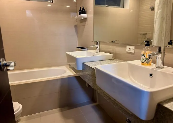 Bright Corner 2br With Bathtub Uptown Bgc