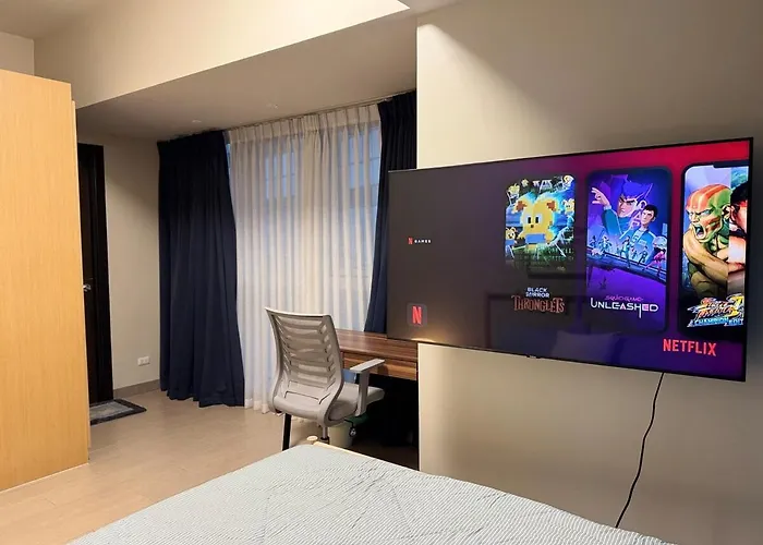 Apartment Bright Corner 2br With Bathtub Uptown Bgc *