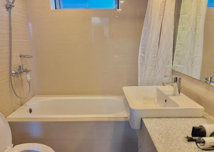 Apartment Bright Corner 2br With Bathtub Uptown Bgc