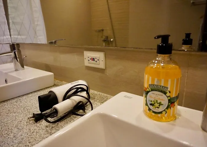 Bright Corner 2br With Bathtub Uptown Bgc Apartment *