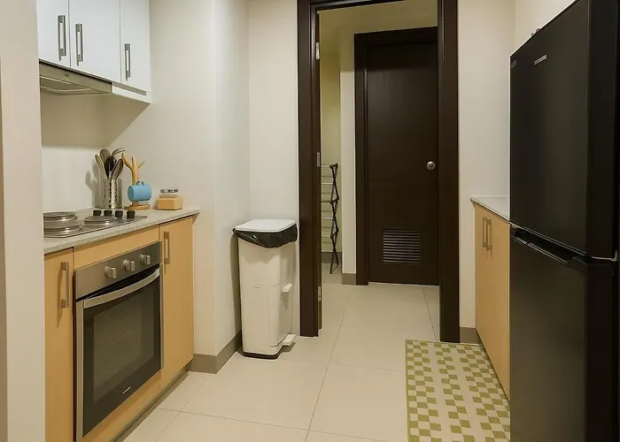 Apartment Bright Corner 2br With Bathtub Uptown Bgc *