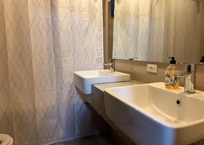 Bright Corner 2br With Bathtub Uptown Bgc Apartment Manila