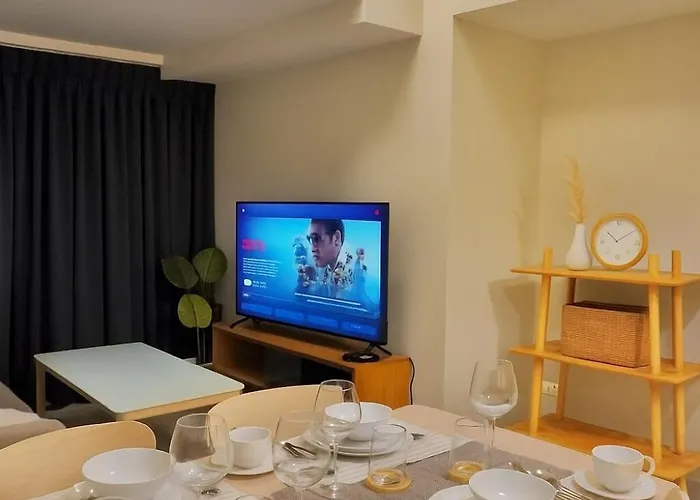 Bright Corner 2br With Bathtub Uptown Bgc Apartment