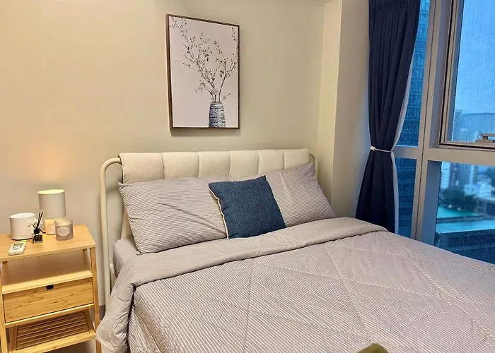 Bright Corner 2br With Bathtub Uptown Bgc Apartment Manila
