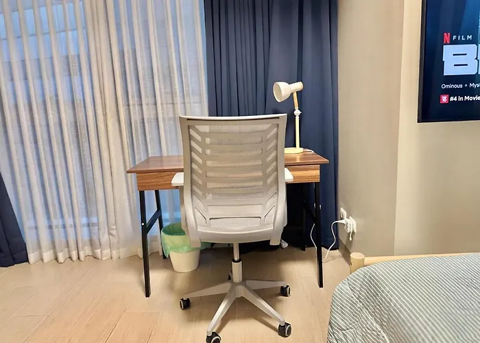 Apartment Bright Corner 2br With Bathtub Uptown Bgc Manila